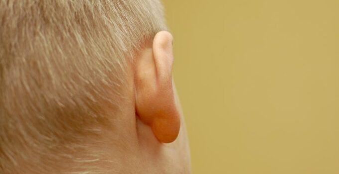 porque me duele detrás de la oreja